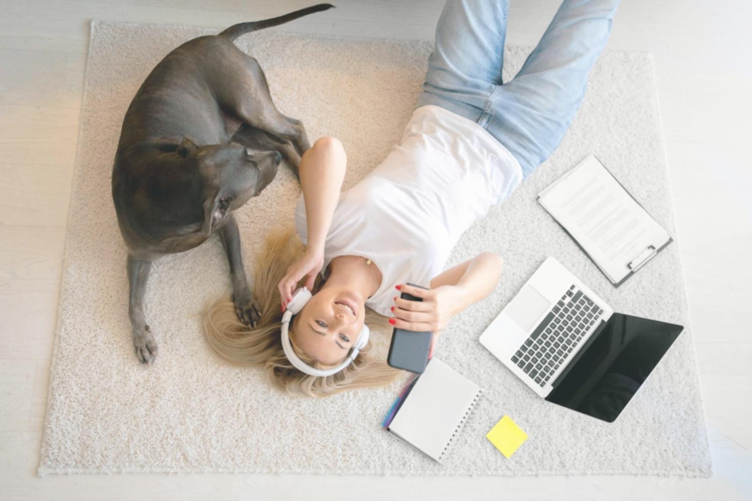 Teilnehmende bei der Budgetplanung mit Arbeitsunterlagen