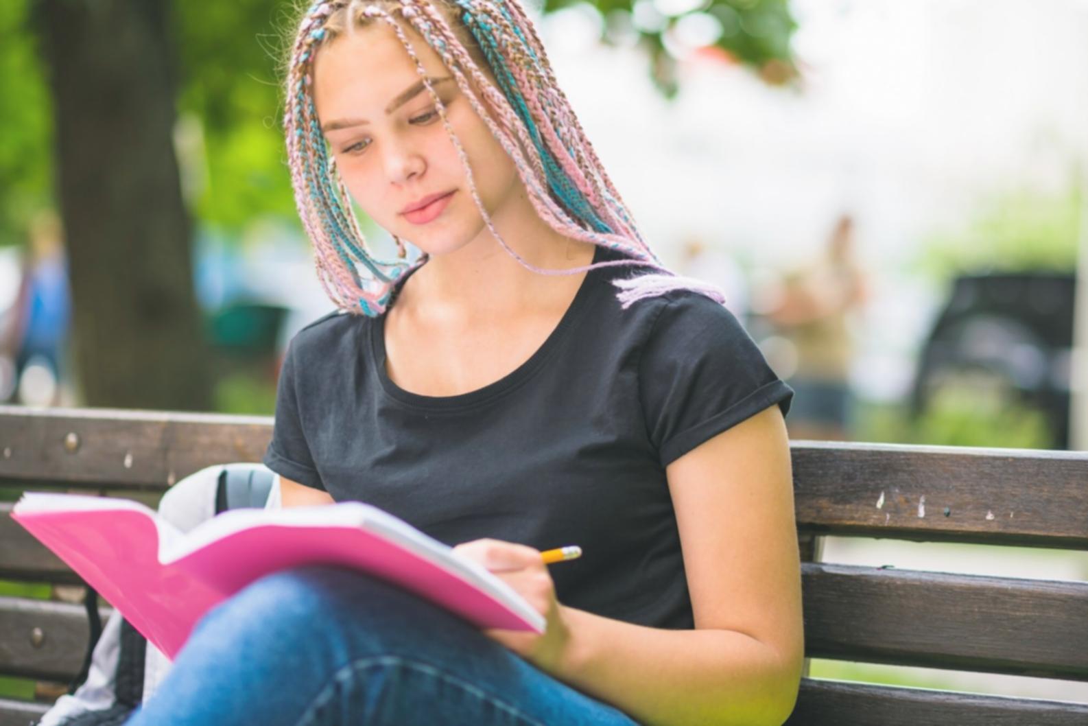 Finanzdokumente und Budgetplanung auf modernem Schreibtisch